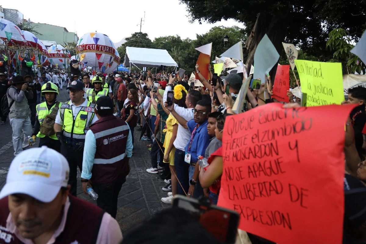 Familiares del periodista Alejandro Leyva protestan durante la Guelaguetza