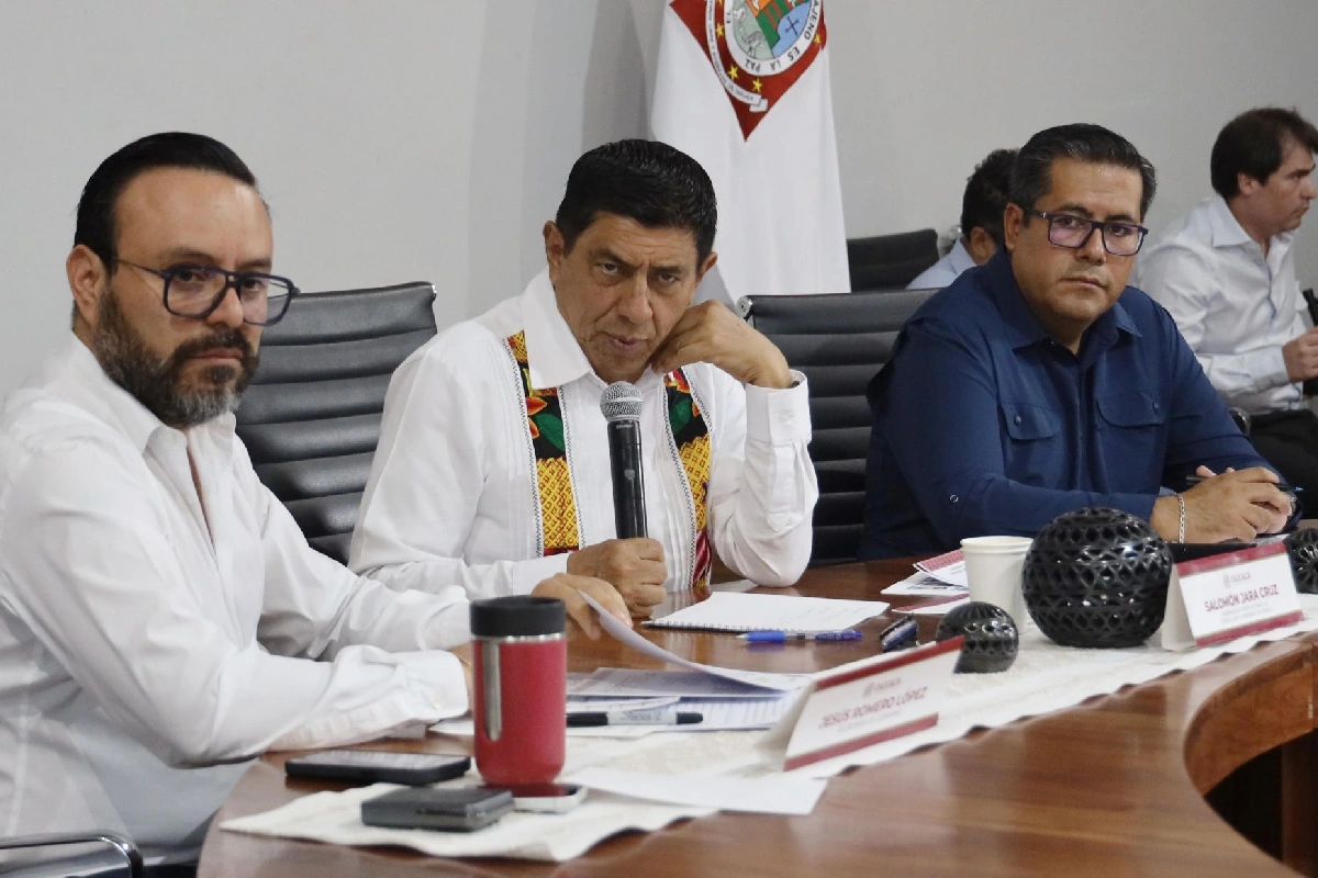 Familiares del periodista Alejandro Leyva protestan durante la Guelaguetza