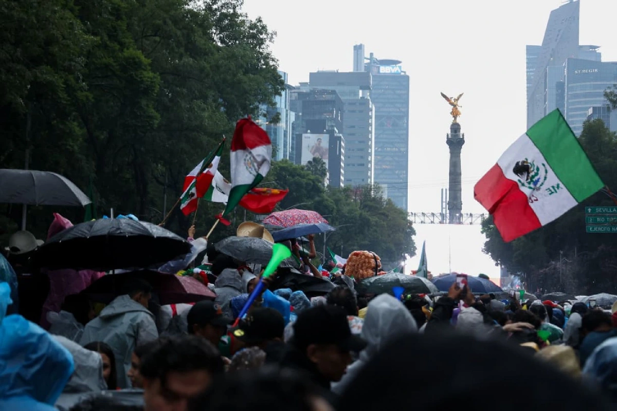Aficionados reunidos en avenida paseo de la refomra con el angel de fondo