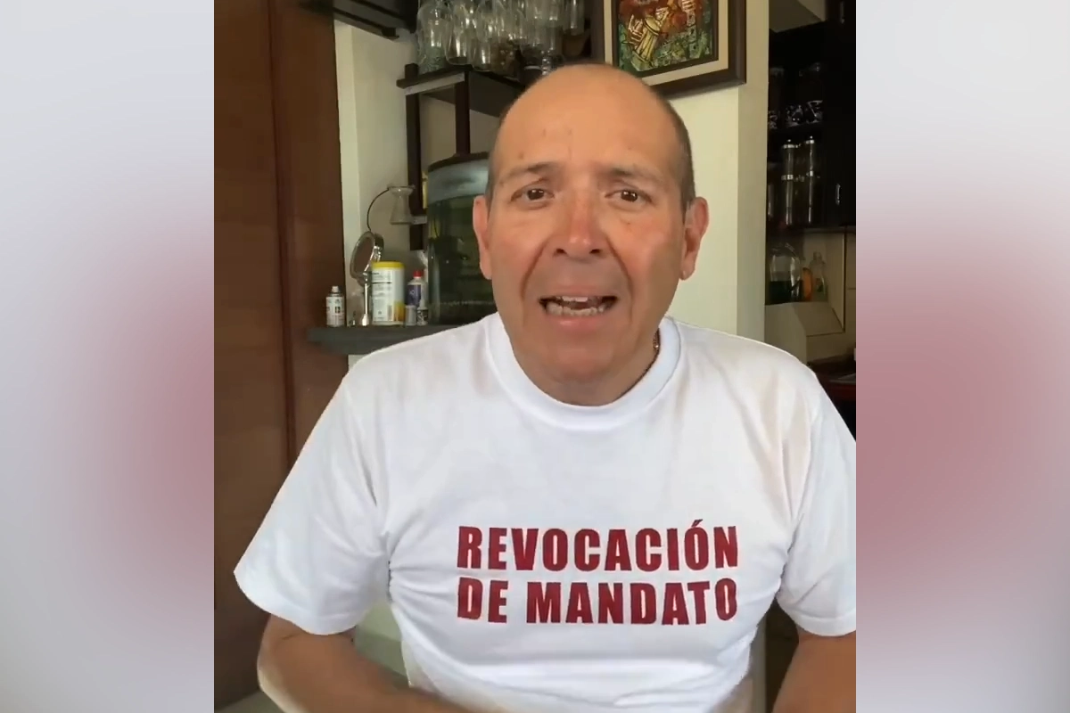 Francisco Alejandro Leyva usando una playera blanca con las letras que dicen "revocación de mandatao"
