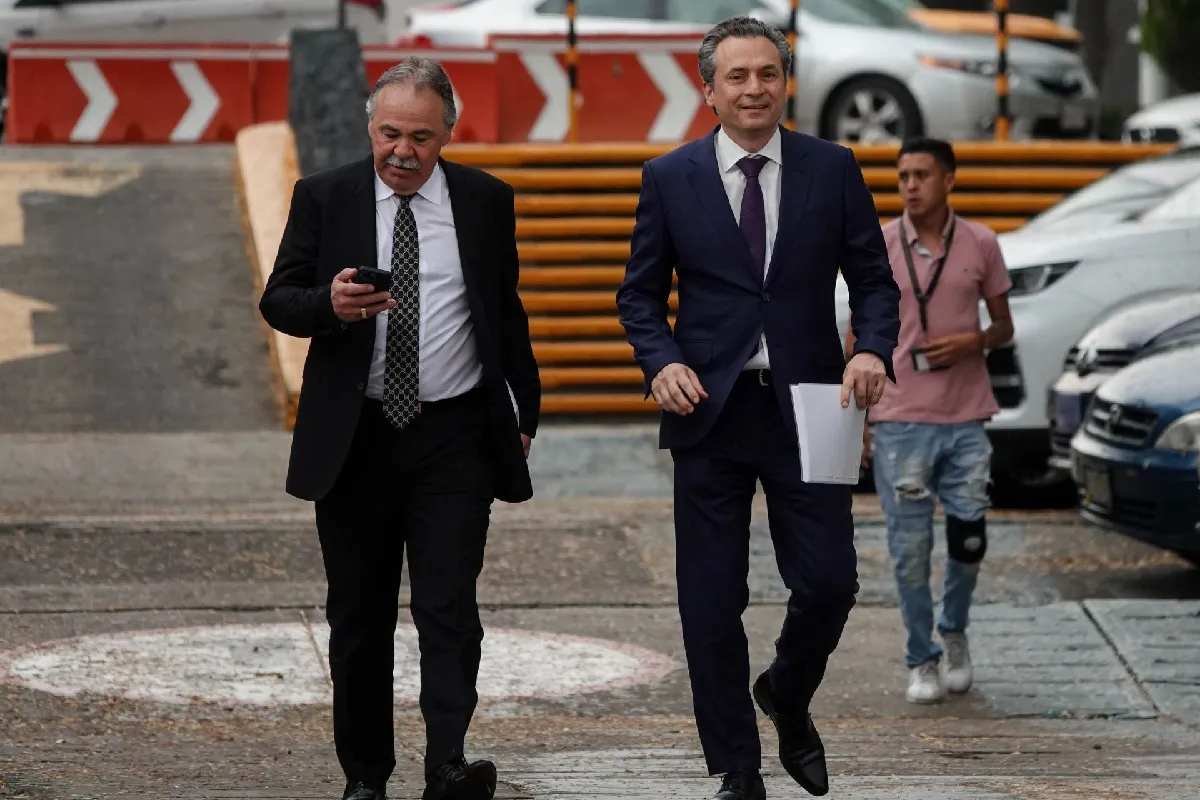 Hermana de Emilio Lozoya acusa que detención es para presionar al exdirector de Pemex; jueza aplaza su audiencia