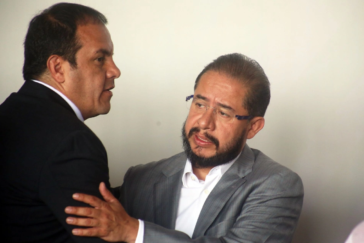Hugo Eric Flores separándose de un abrazo de Cuauhtémoc Blanco 