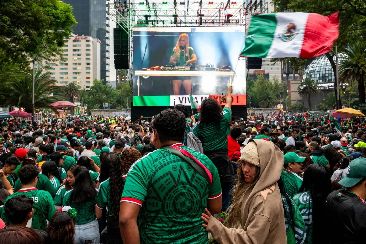 Aficionados en insurgenes y reforma con una pantalla gigante de fondo