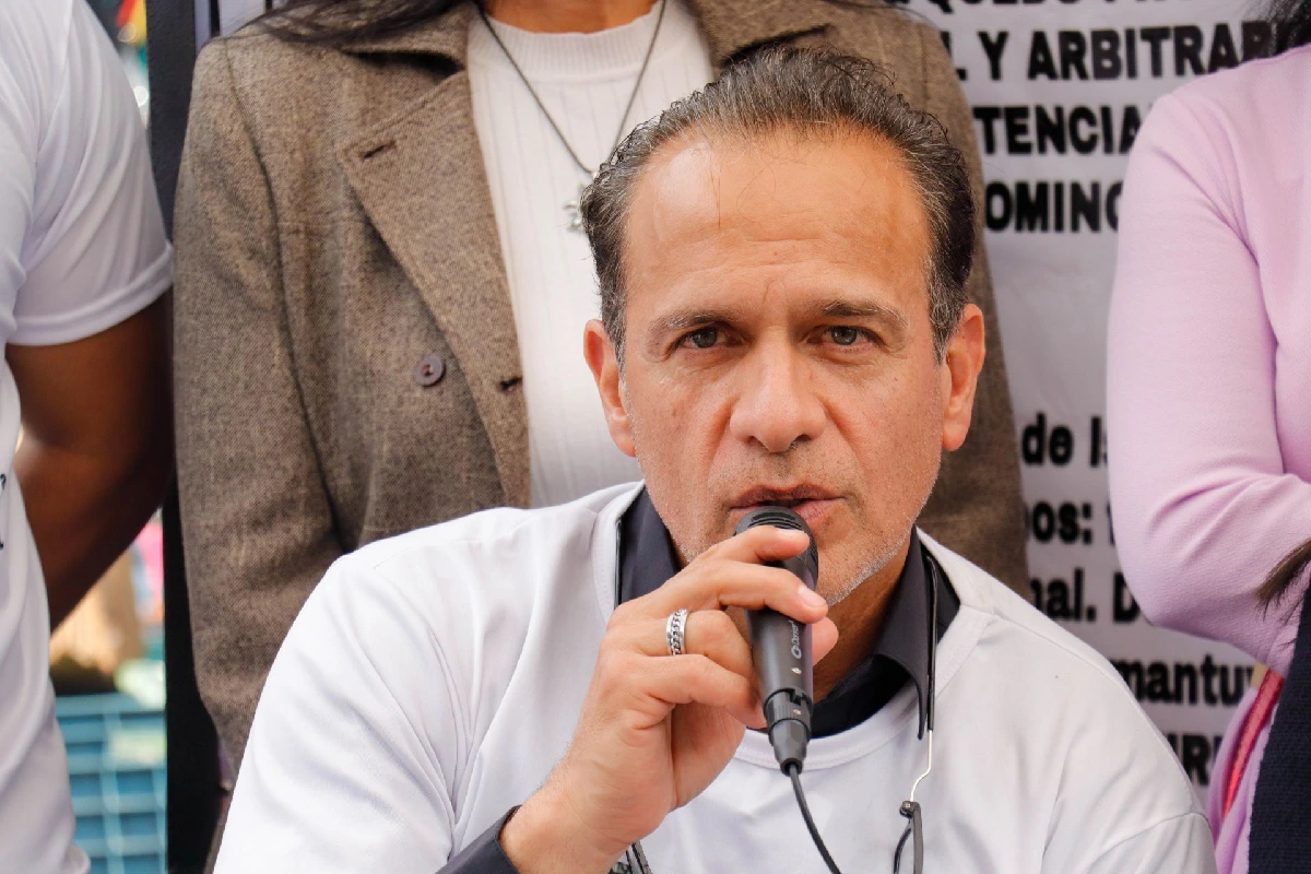 Israel Vallarta tras ser liberado dando una conferencia de prensa frente a la Corte