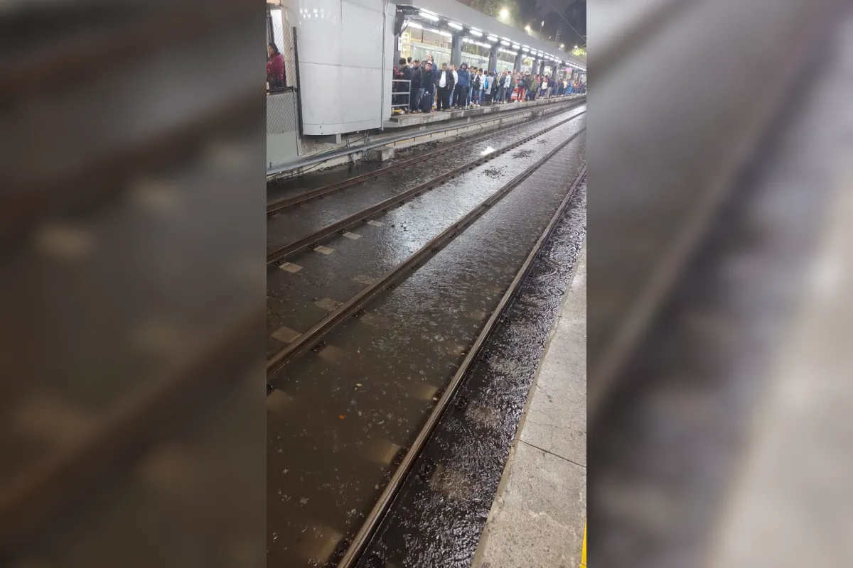 Lluvias provocan inundaciones y afectan al transporte en CDMX