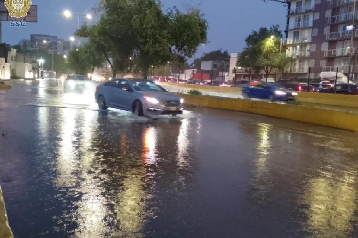Lluvias provocan inundaciones y afectan al transporte en CDMX