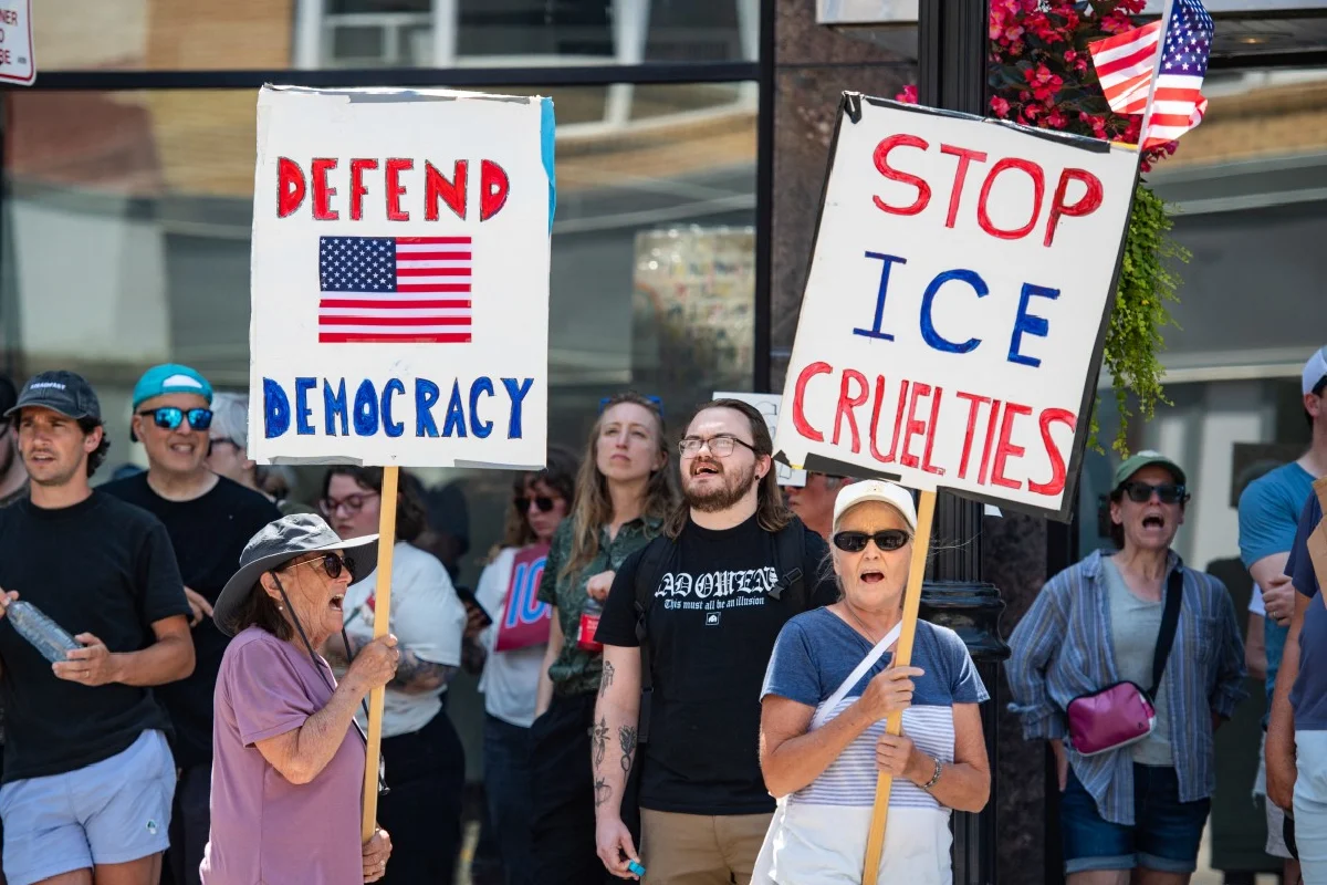 Manifestantes exigen respuestas tras muerte de migrante por el ICE