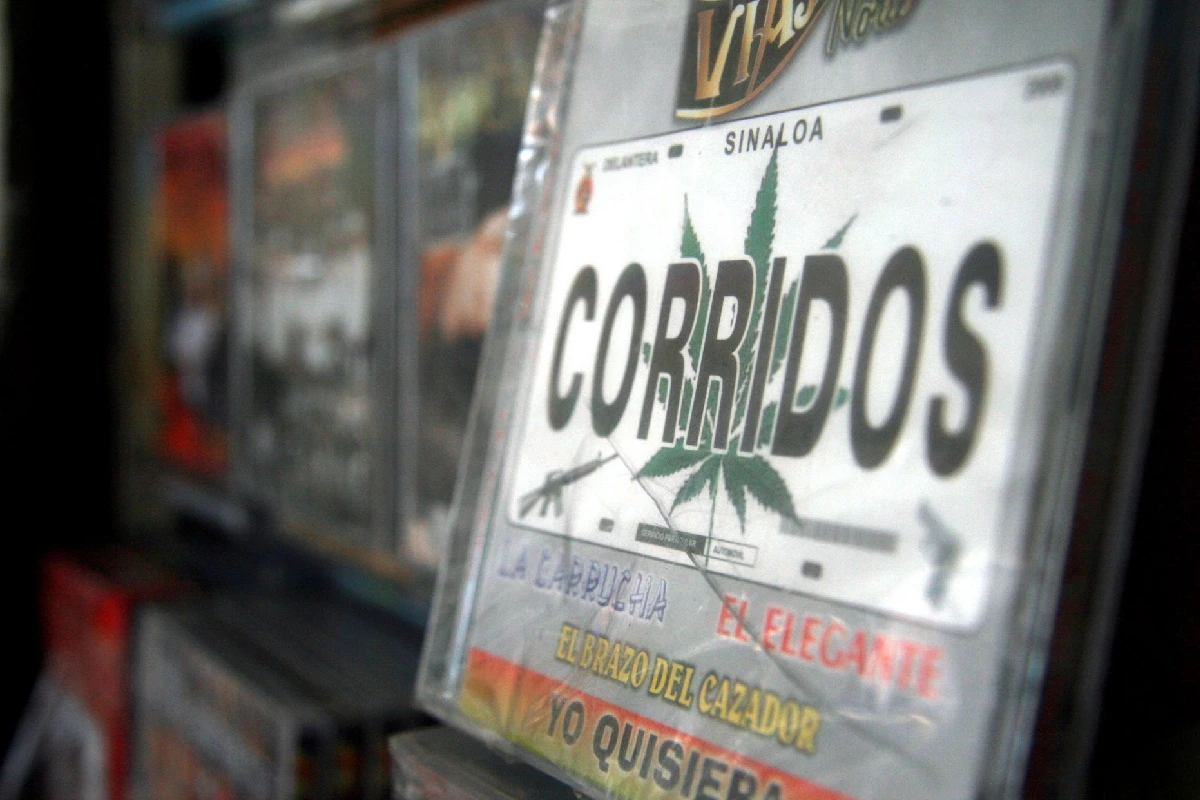 Disco compacto de narcocorridos con la palabra "Corridos", una hoja de marihuana y el nombre de Sinaloa en la portada.