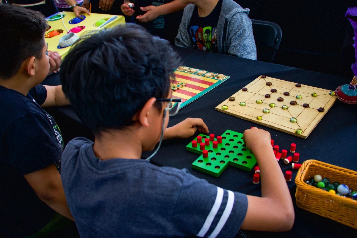 Niño jugando un juego de mesa