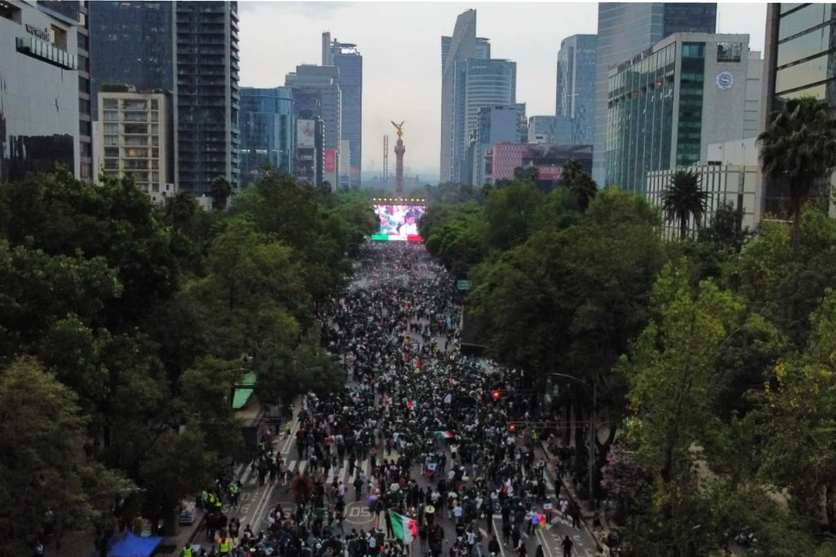 Vista aérea de avenida paseo de la reforma previo al partido de México ya con la avenida llena de personas 