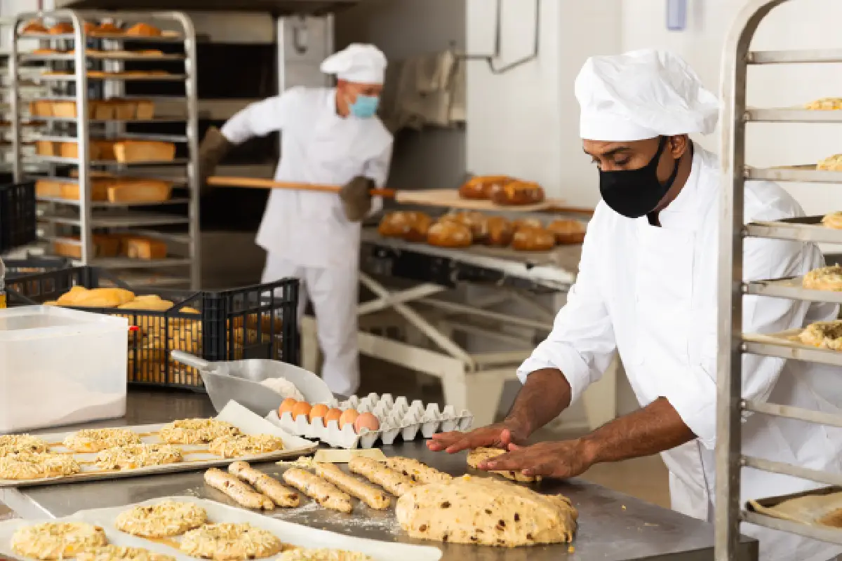 panaderos haciendo pan