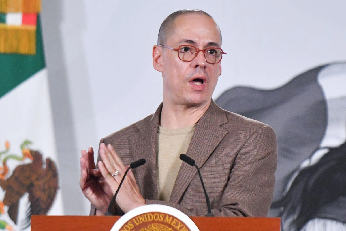 José Antonio Peña Merino, titular de la Agencia Digital de Innovación Pública, hablando en podio oficial frente a micrófonos y la bandera de México.