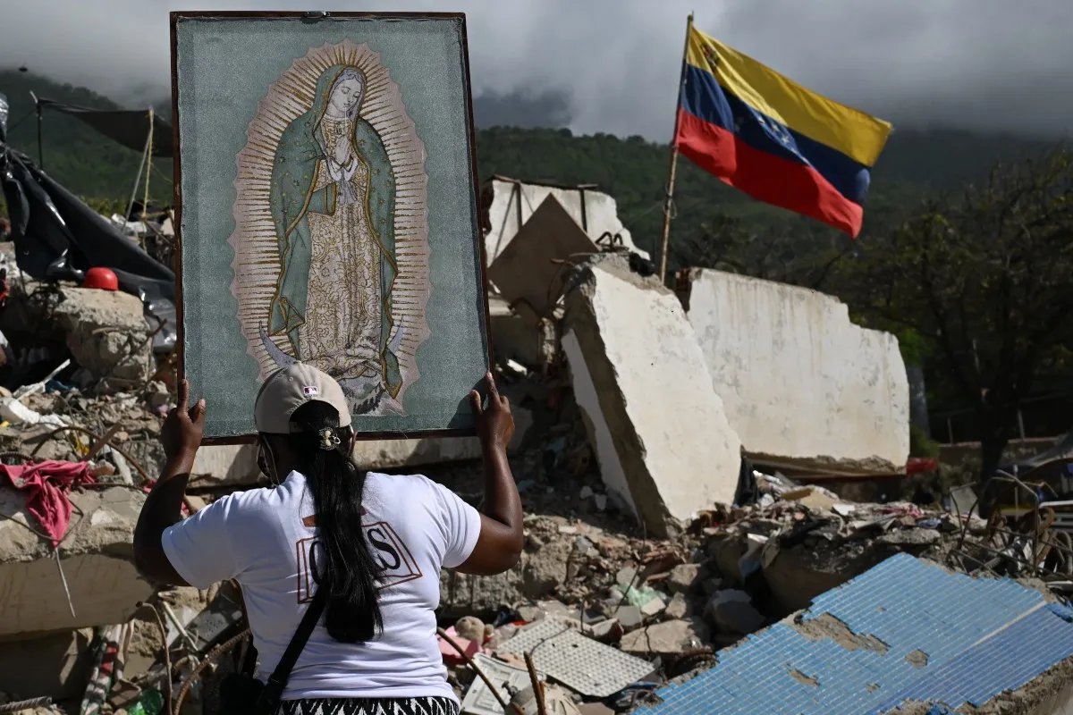 Rescatista vuelve a Venezuela para ayudar a víctimas y despedirse de su madre