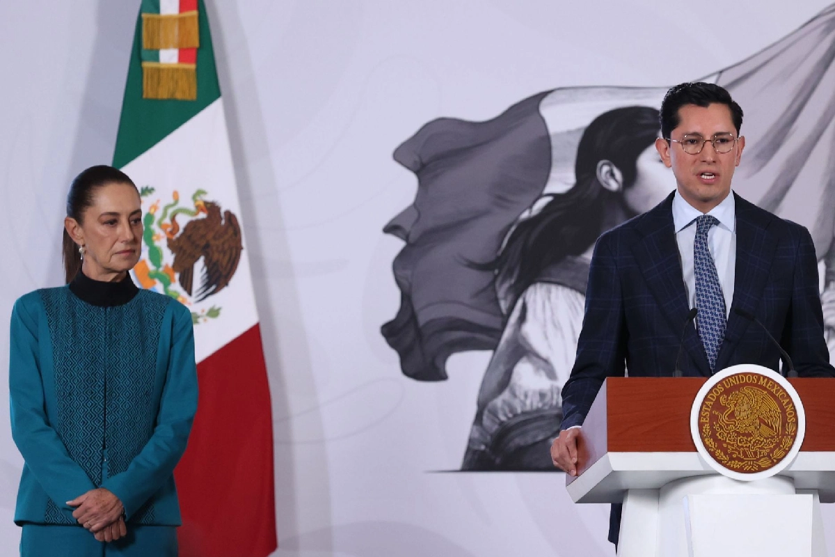 Roberto Velasco hablando mientras la presidenta claudia sheinbuam lo observa
