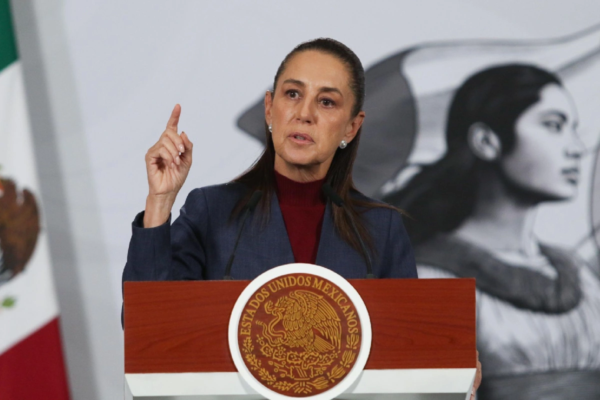 Presidenta Claudia Sheinbuam levantando el dedo durante su conferencia de prensa matutina 