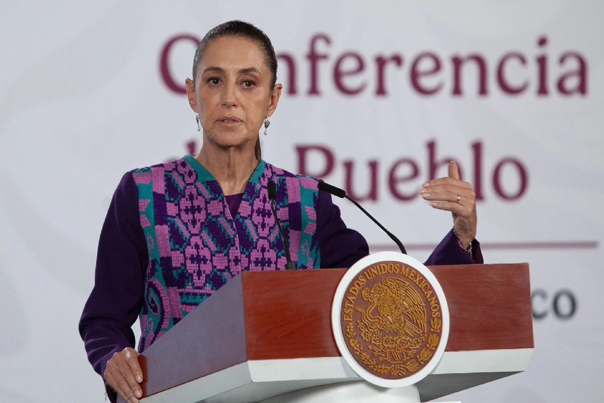 Presidenta Claudia Sheinbaum con vestido morado bailando