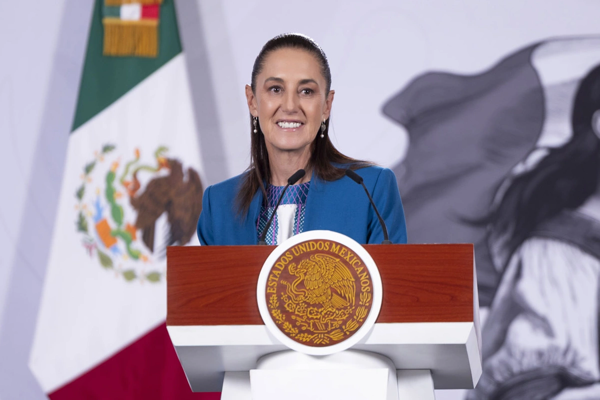 Presidenta Claudia Sheinbaum sonriendo y vistiendo traje azul