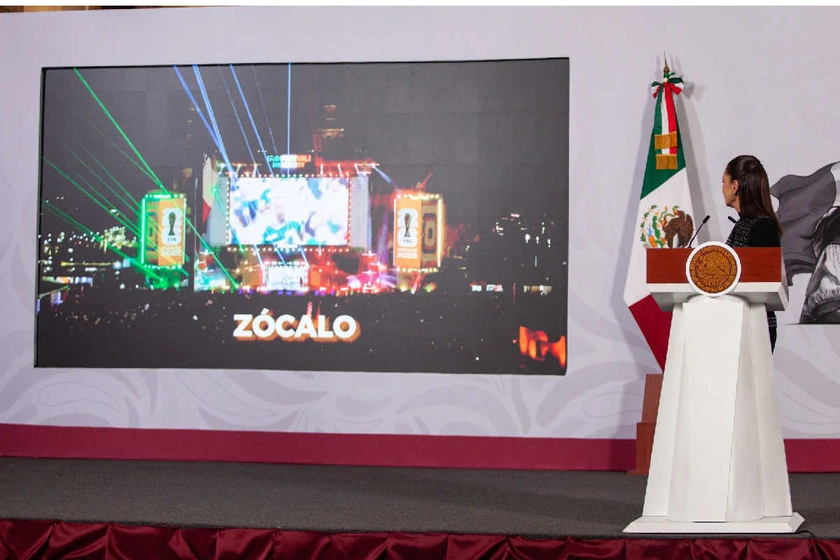 La presidenta Claudia Sheinbaum observando el video de los festejos por el triunfo de la selección 