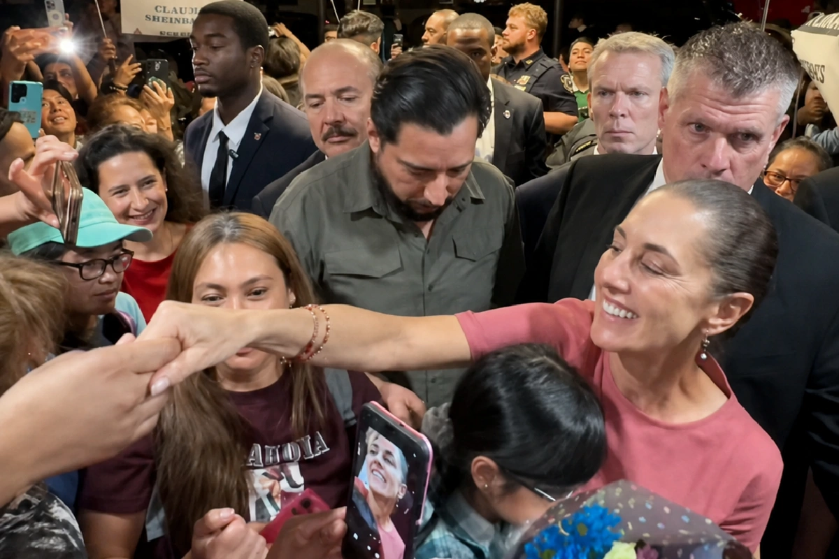 Sheinbaum-llega-a-Nueva-York-para-la-final-del-Mundial-es-recibida-por-mexicanos.webp