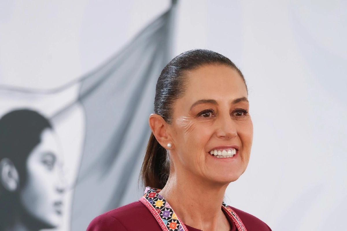 Presidenta Claudia Sheinbaum sonriendo durante su conferencia en Michoacán