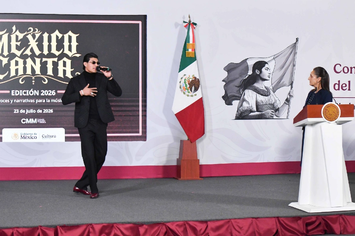 Presidenta Claudia Sheinbaum viendo al Bogueto cantar.