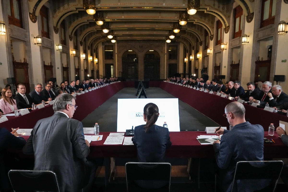 El salón de tesorería con mesas largas en forma de herradura. Al centro la presidenta junto al secretario de Economía y el titular de la agencia de transformación digital