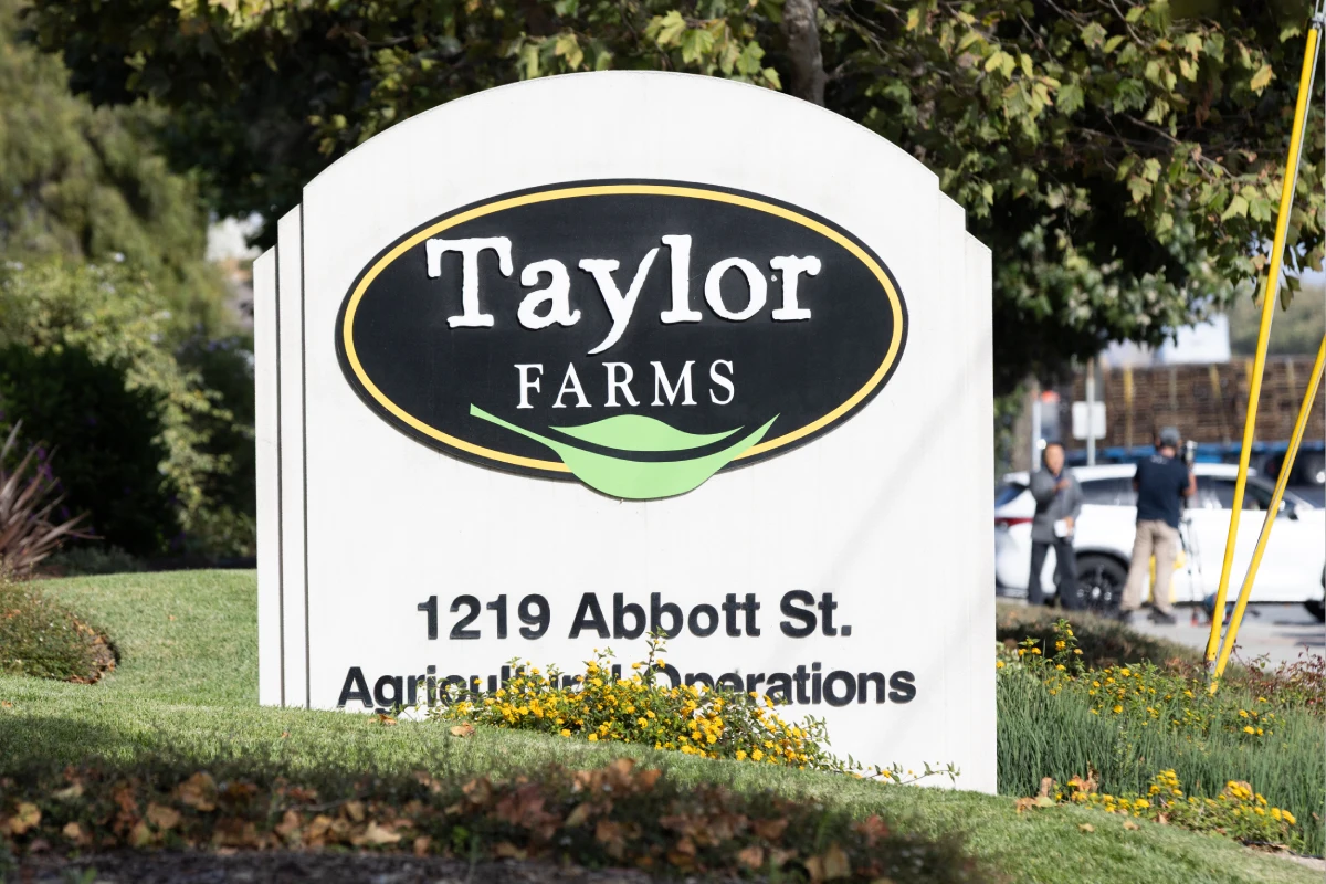 Letrero de la empresa agrícola Taylor Farms ubicado en la entrada de sus instalaciones corporativas.