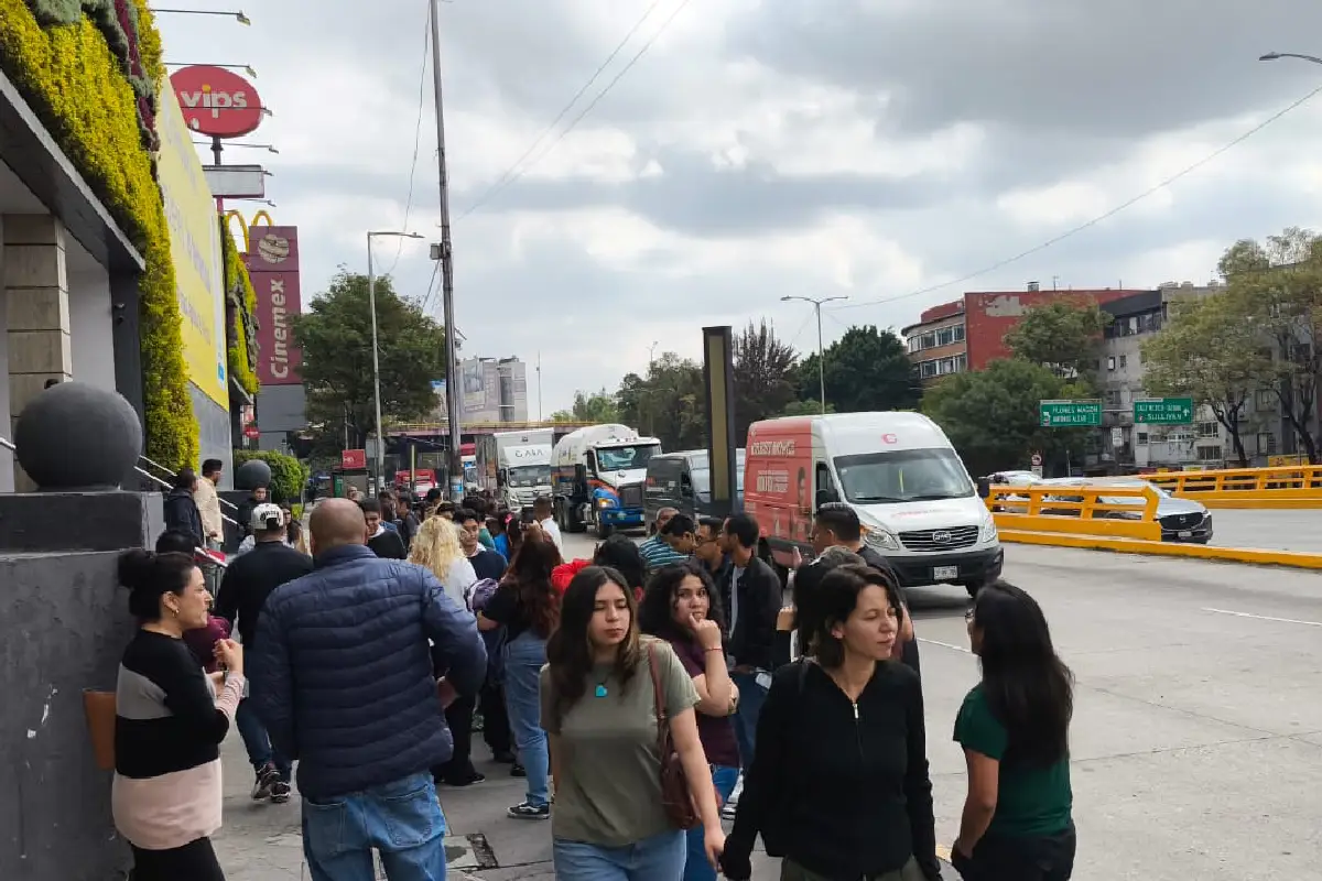 Habitantes de la ciudad de México salen de los edificios tras percibir sismos