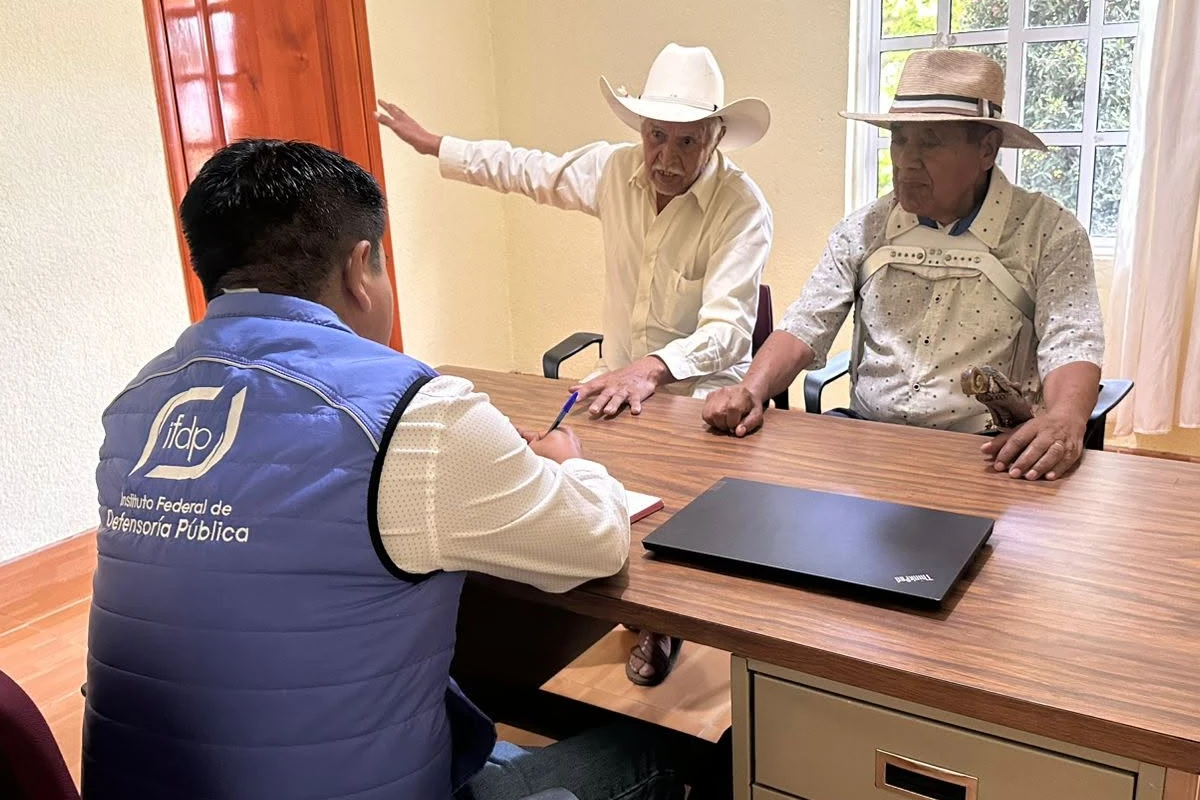 Un trabajador de la defensoría pública federal atendiendo a personas en una comunidad