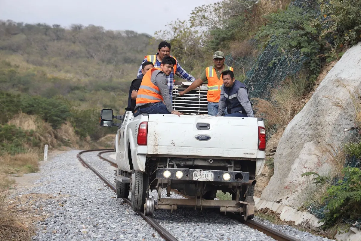 Una camioneta circula sobre las vías del tren interoceánico inspeccionando las vías tras el incidente