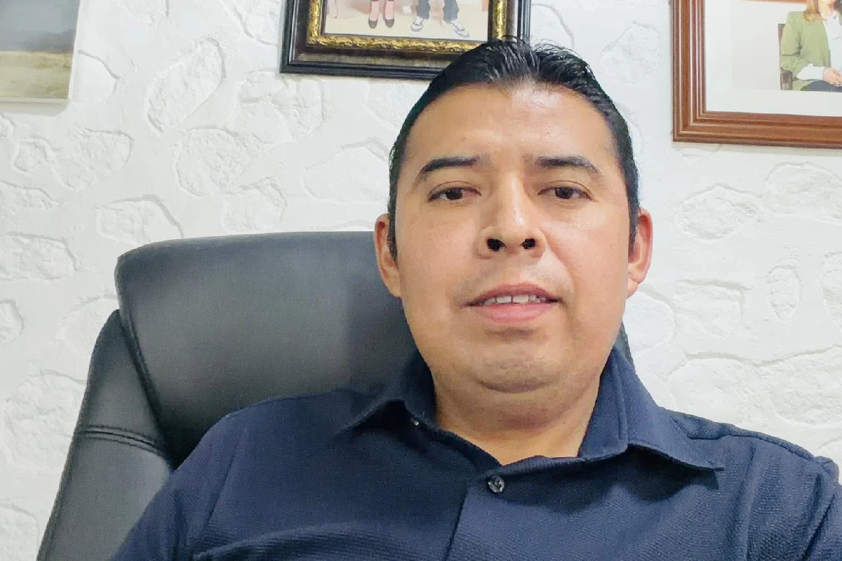 Valentín Lavín Romero en su oficina 