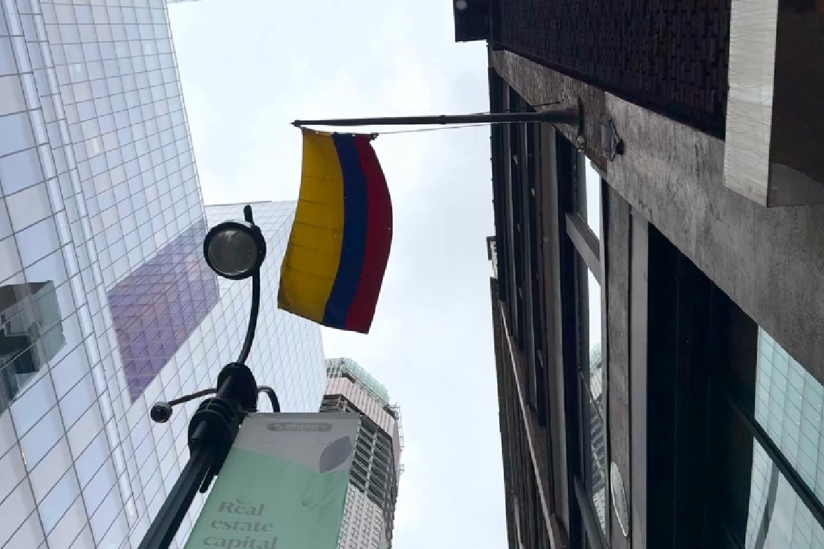Bandera de Colombia en el consulado en Manhattan, Nueva York