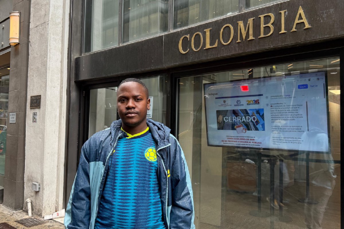 John Moreno frente al Consulado de Colombia en Manhattan, Nueva York