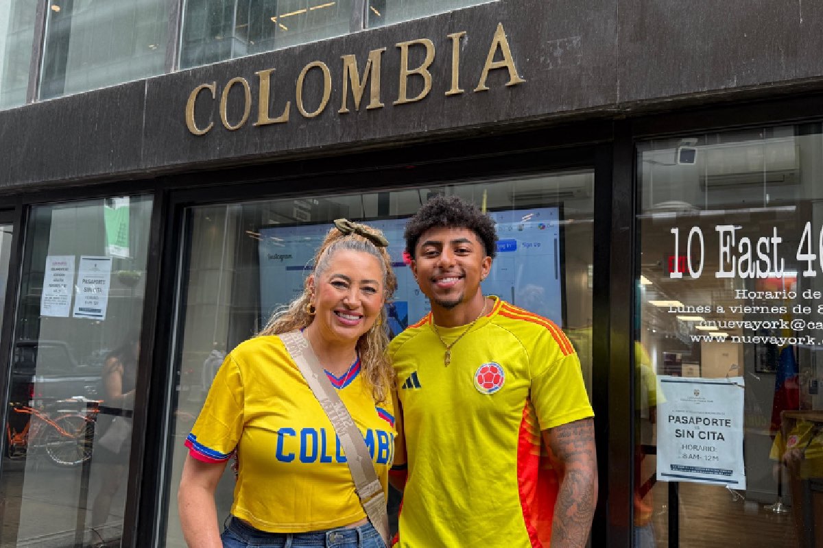 Justin Montaño y su madre frente al Consulado de Colombia en Manhattan, Nueva York