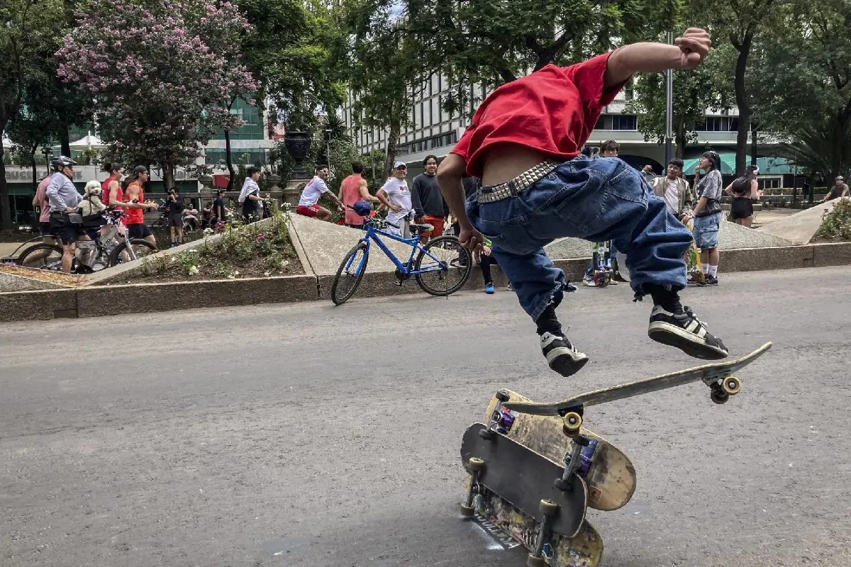 Un skater saltando varias patinetas 