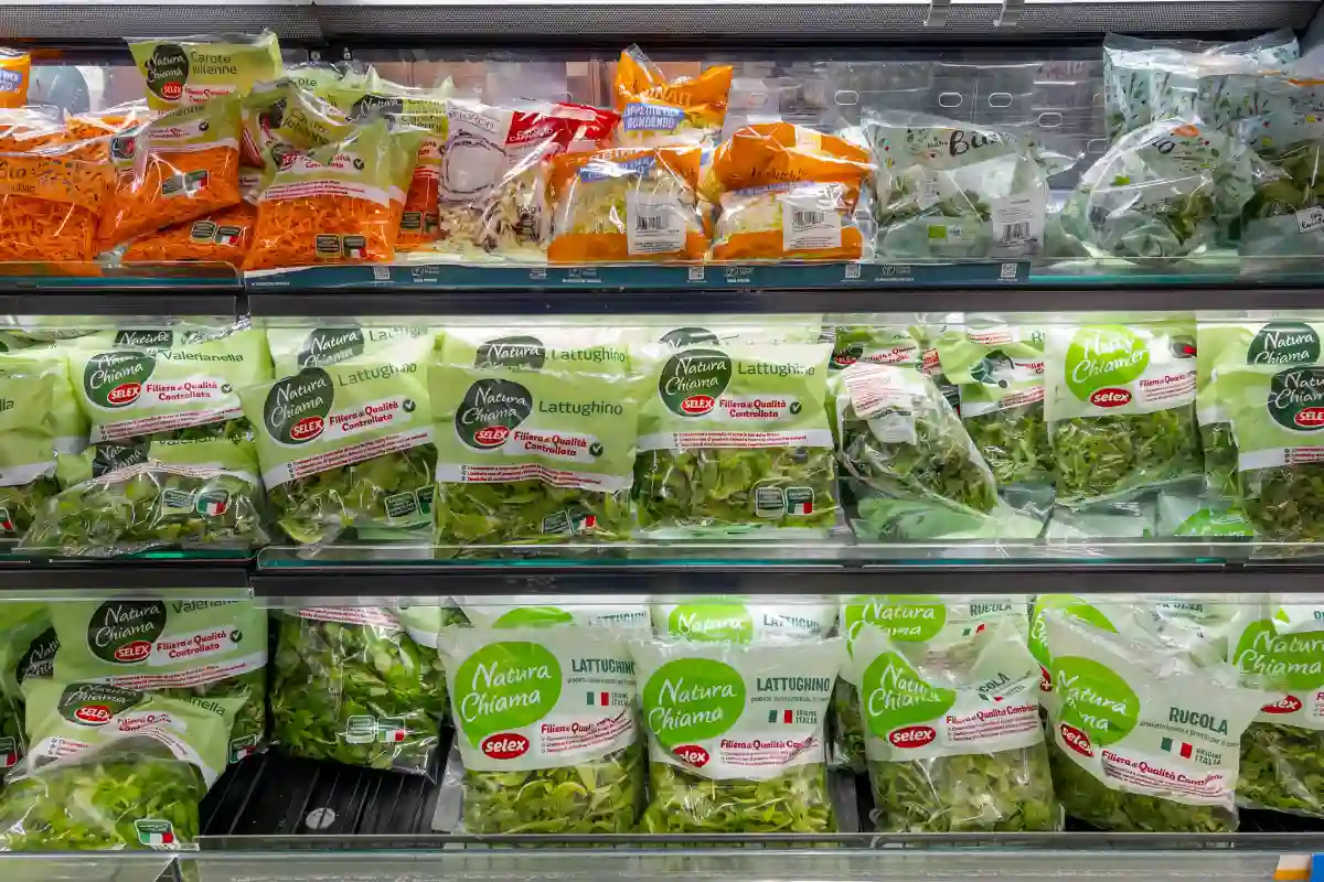 Refrigerador de supermercado con alimentos 