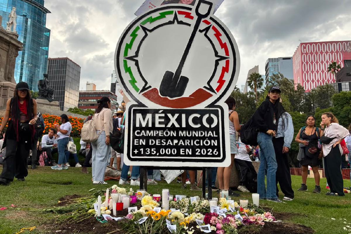 Colectivos colocaron un Antimonumento enfrente del Ángel de la Independencia para exigir justicia por los miles de desaparecidos