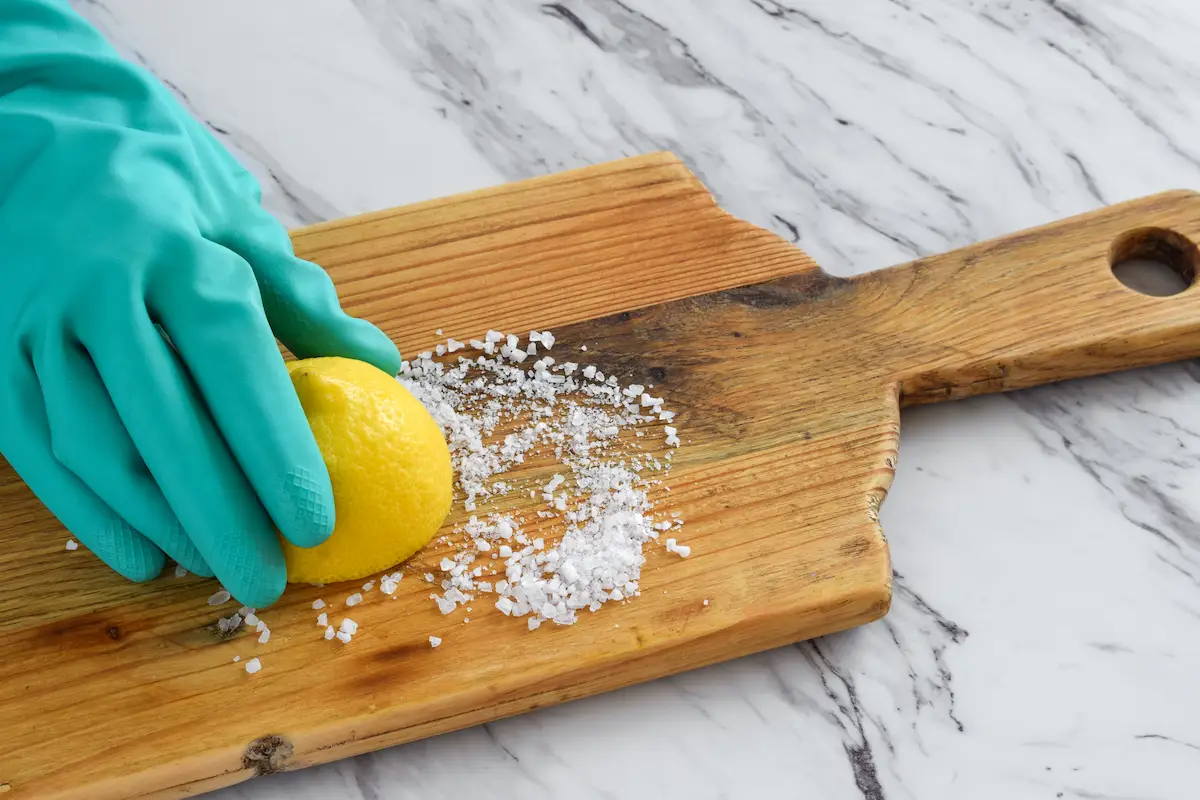 truco de limón y sal para lavar tabla de madera