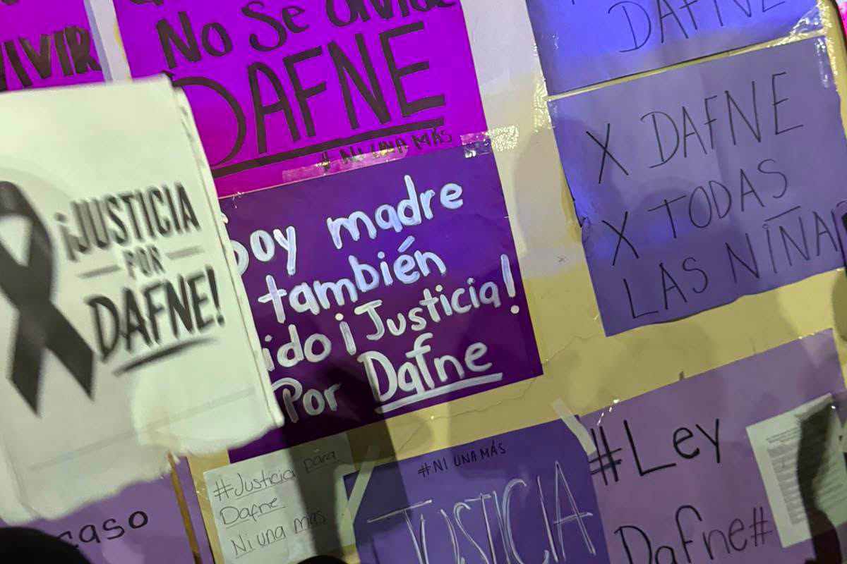 Cientos de mujeres protestaron en el palacio municipal de El Mante para exigir justicia por el asesinato de la adolescente de 13 años con la consigna "Toca a una, toca a todas". (Foto: Facebook | Alejandra Quintos)