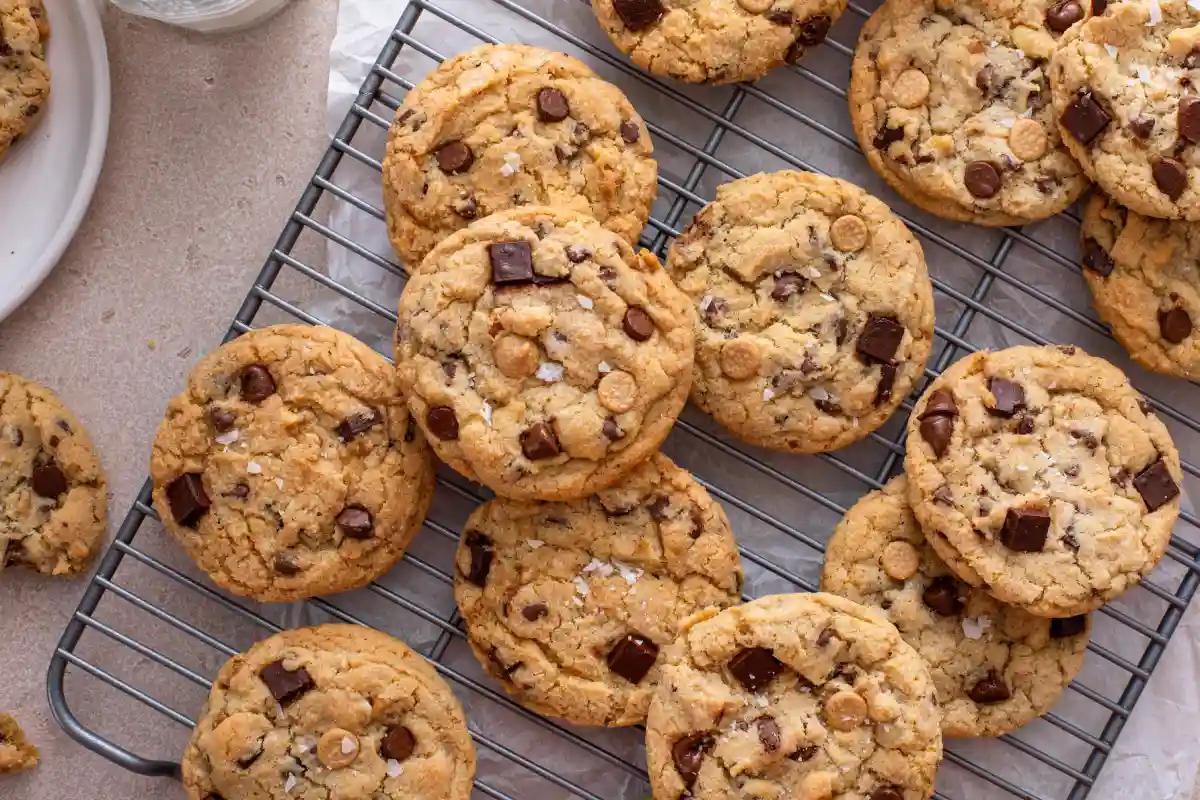 Rejilla con galletas de chispas de chocolate