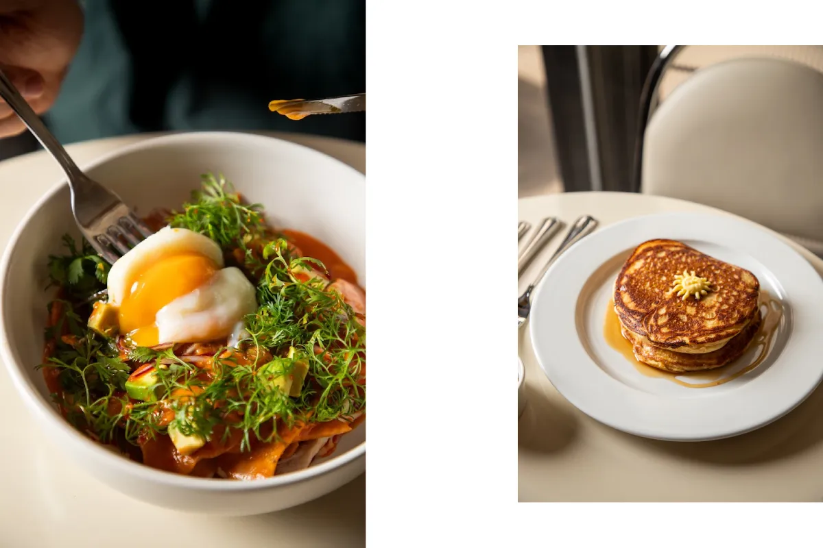 Huevos pochados y hotcakes con mantequilla