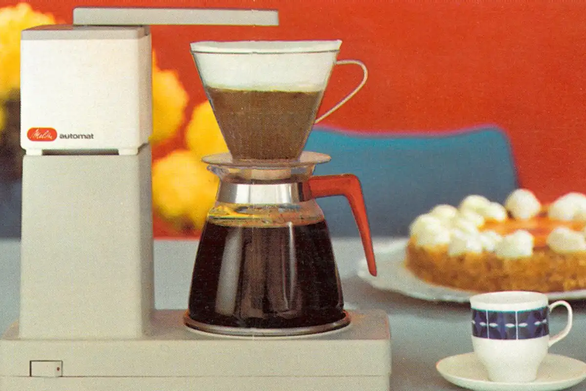 Cafetera eléctrica con café recién hecho