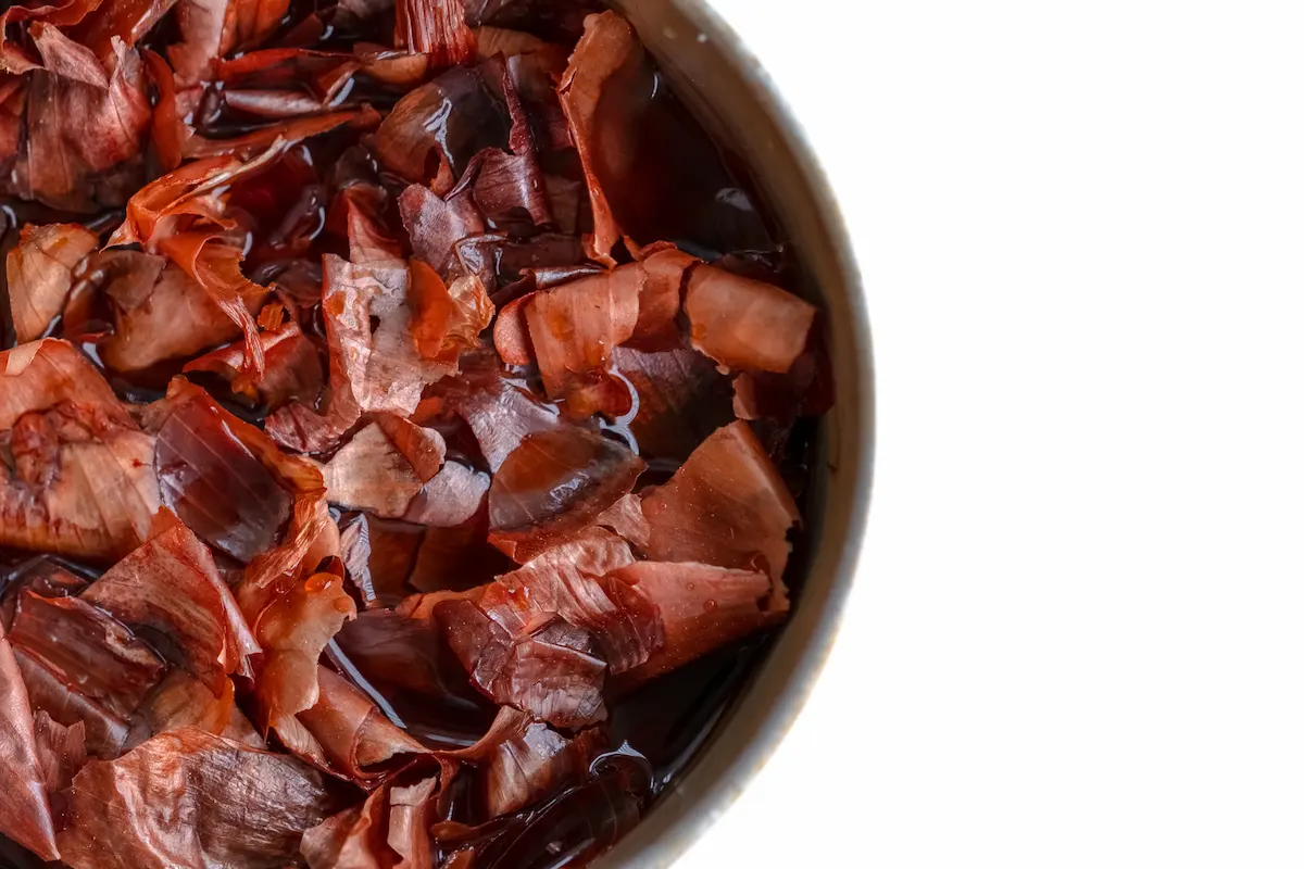 prepara caldo con cáscara de cebolla