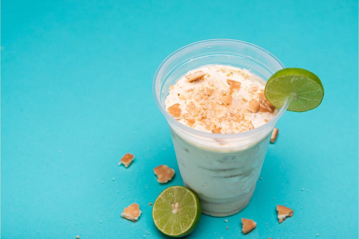 Vaso de plástico con un postre a base de limón y galletas