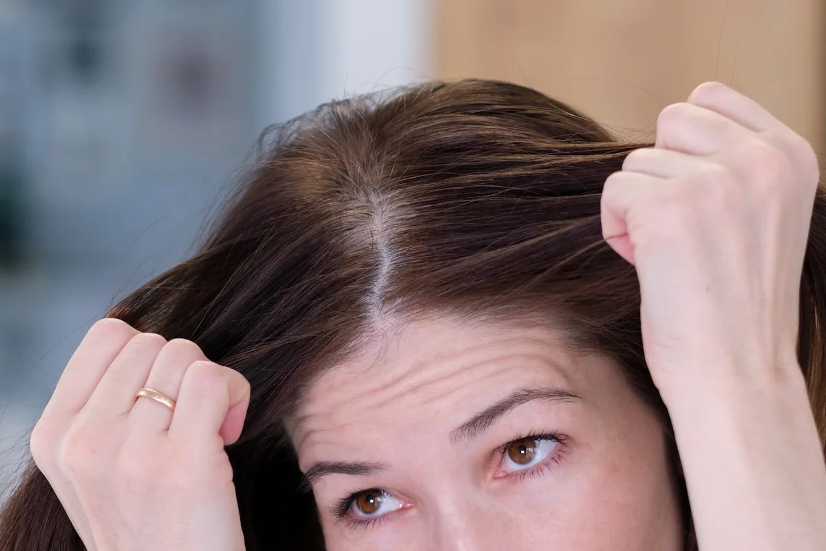 mujer sin canas usa cáscara de aguacate