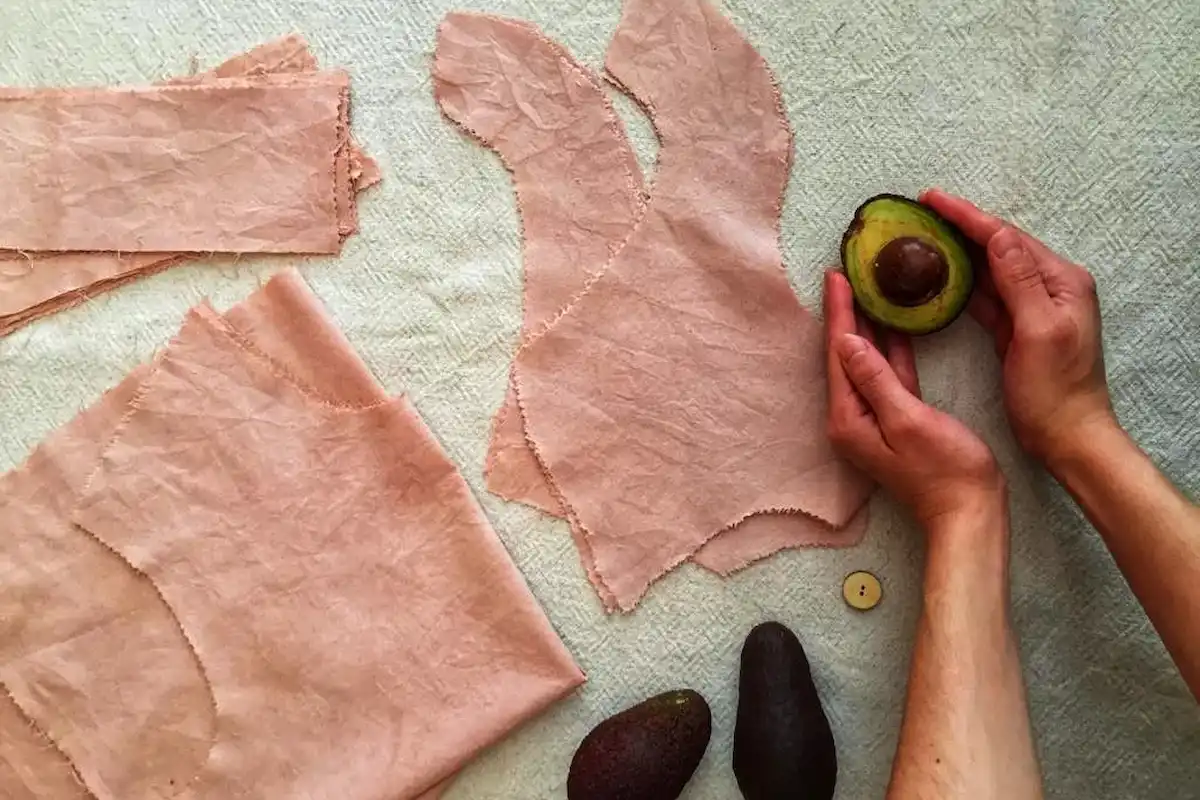 usa cáscara de aguacate para tinte de ropa