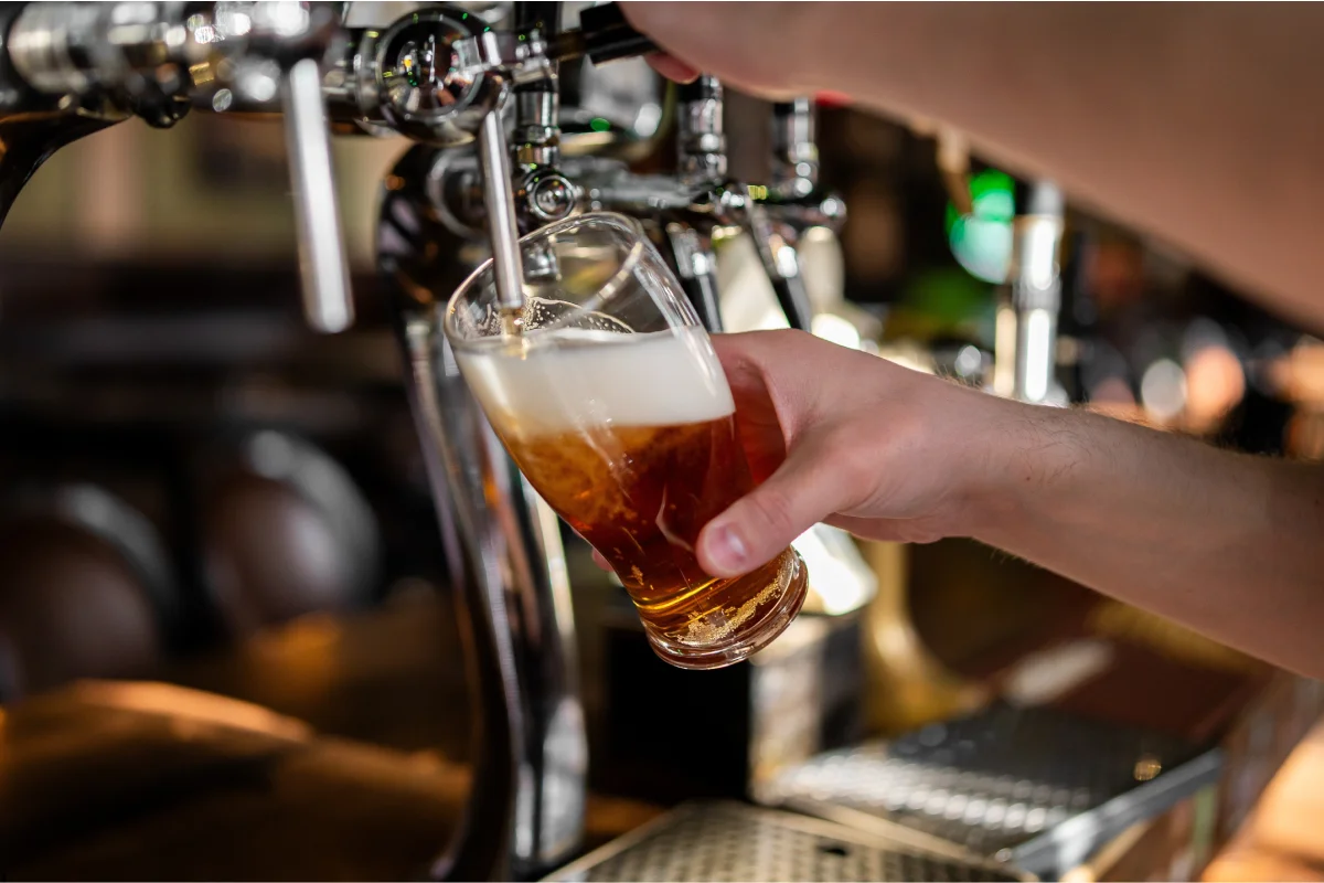 Hombre sirve cerveza directamente de una máquina