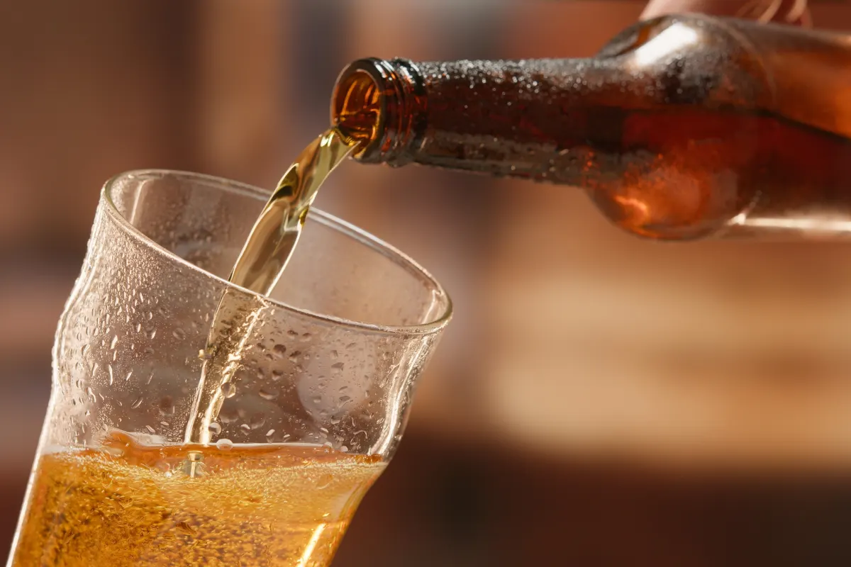 Vaso siendo llenado con una cerveza clara