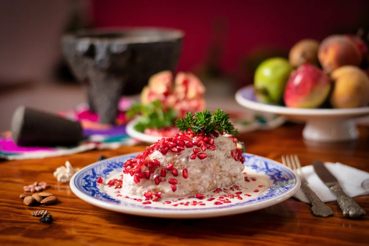 Deliciosa Nogada Chile con decoración de frutas