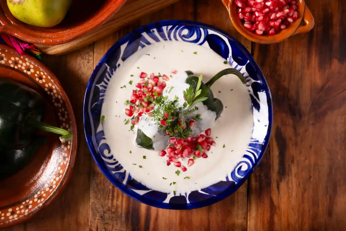Chile en Nogada, plato típico de México. Preparado con guindilla poblana rellena de carne y frutas y cubierto con salsa de nuez.